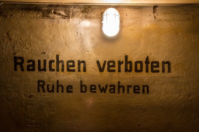 Die Teilnehmerinnen und Teilnehmer erleben bei einer Führung die unterirdrische Bunkerwelt komplett verdunkelt. (Foto: Michael Kaub/Stadt Hagen)