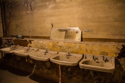 In dem Hochbunker können die Besucherinnen und Besucher auch die Sanitärräume besichtigen. (Foto: Michael Kaub/Stadt Hagen) In dem Hochbunker können die Besucherinnen und Besucher auch die Sanitärräume besichtigen. (Foto: Michael Kaub/Stadt Hagen)