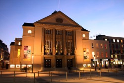 Vier monumentale Figuren an der Hauptfassade des Theatergebäudes von Milly Steger (1911). Foto: Karsten-Thilo Raab