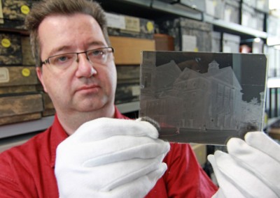 Die mächtigen Regalwände sind befüllt mit Schriftstücken, Registern, Karten, Plänen, Fotos und Personalakten. (Foto: Michael Kaub/Stadt Hagen) Die mächtigen Regalwände sind befüllt mit Schriftstücken, Registern, Karten, Plänen, Fotos und Personalakten. (Foto: Michael Kaub/Stadt Hagen)