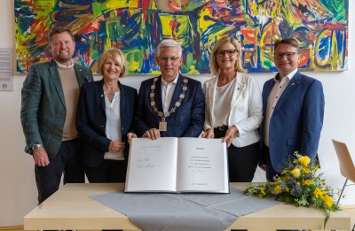 (v.l.n.r.): Gerd Kaltenegger, Andrea Winkelmeier, Oberbürgermeister Erik O. Schulz, Susanne Kaltenegger und Markus Hödl freuen sich über den Eintrag im Goldenen Buch der Stadt Hagen sowie die langjährige Städtepartnerschaft. (Foto: Stadt Hagen) (v.l.n.r.): Gerd Kaltenegger, Andrea Winkelmeier, Oberbürgermeister Erik O. Schulz, Susanne Kaltenegger und Markus Hödl freuen sich über den Eintrag im Goldenen Buch der Stadt Hagen sowie die langjährige Städtepartnerschaft. (Foto: Stadt Hagen)